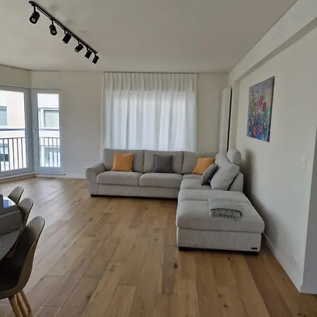 Luxury Renovated 3 Apartment