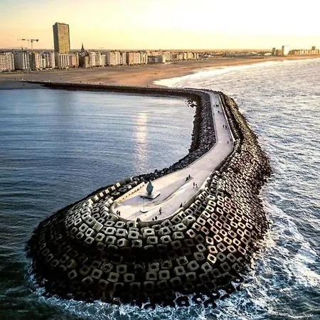 Luxury Renovated 3 Apartment *